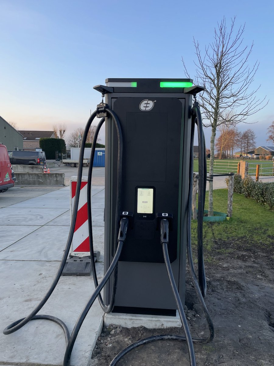 𝗘𝗹𝗲𝗸𝘁𝗿𝗶𝘀𝗰𝗵 𝗹𝗮𝗱𝗲𝗻 𝗼𝗽 𝘃𝗼𝗹𝗹𝗲 𝗸𝗿𝗮𝗰𝗵𝘁 💪
Bij De Wilde hebben we het laadplein verder uitgebreid met een echte krachtpatser: een 180 kW DC snellader.

🔌 8x 11 kW laders
🔌 2x 44 kW AC-laders
🔌 1x 180 kW DC snellader

✅ energyshift.nl/gratis-adviesg…