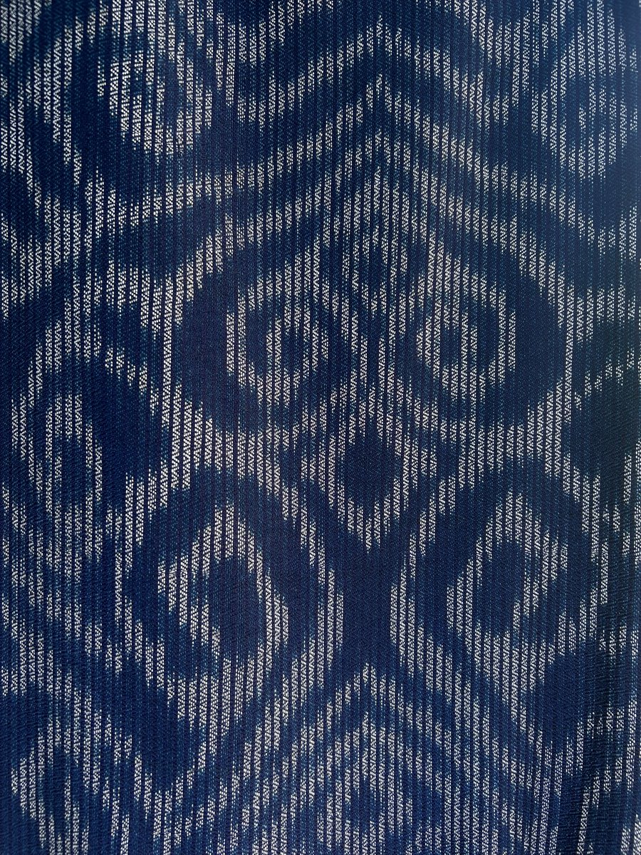 งานทอมัดหมี่คือชั้นไม่เคยทำลายได้ตรงกัน ออกมาเละหมด เจอบ้านเชียงที่ลายค่อนข้างเท่ แต่ในจุดที่ต่อให้วาดรูปได้แข็งแค่ไหน กดทำกราฟฟิกในอิลาสยังไง ก็ต้องเริ่มใหม่เรียนมัดลายใหม่ถ้าอยากทอให้มันได้ลายที่ออกแบบไว้จริง ผ้าผืนนึงในมุมเราคือมันไม่ใช่แค่แฟชั่น แต่ขยับไปอยู่ในจุดFine artแล้ว