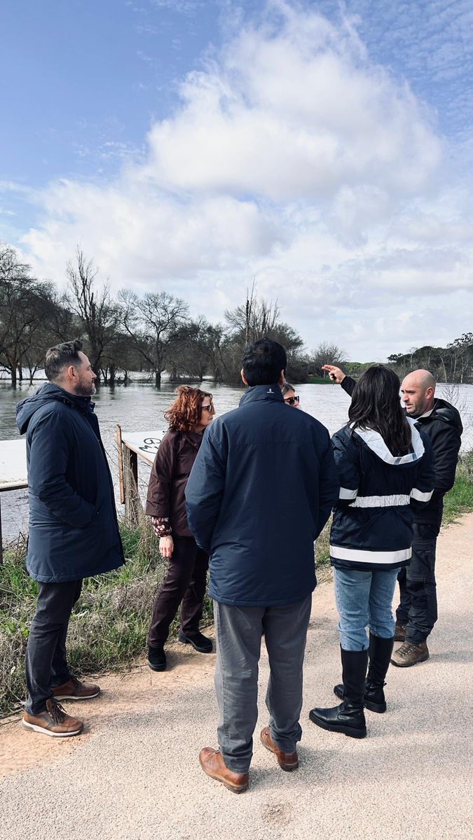 SubGobCREAL's tweet photo. El subdelegado del Gobierno en #CiudadReal, @dbroceno , ha estado en #Alcoba, #Luciana, #ElRobledo y #ElTorno comprobando el operativo de la @UMEgob en el Río Bullaque.
El Gobierno de España, volcado en la seguridad y tranquilidad de los vecinos 🤝🇪🇸🌊
#RíoBullaque @Defensagob https://t.co/ZVHsyN3kbC