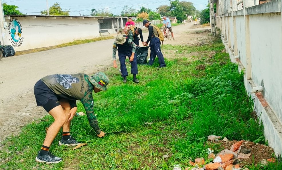 PatronatoSucre's tweet photo. 🤝Acción cívica en beneficio de la comunidad
El Patronato de Amparo Social destaca la valiosa acción conjunta realizada junto a la Armada del Ecuador, a través de la Fuerza de Tarea 21 “Centro” de la Base Naval de Jaramijó...nota completa en➡️https://t.co/arYTZLpKZj https://t.co/qPa53kdKvs