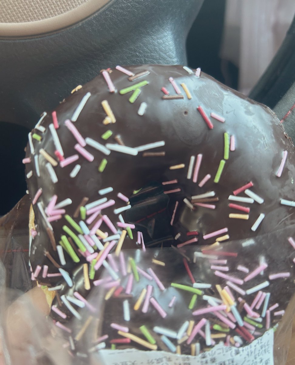 今日の仕事終わりはドーナツ買って車で食べちゃった🍩絵文字と同じドーナツだ！笑