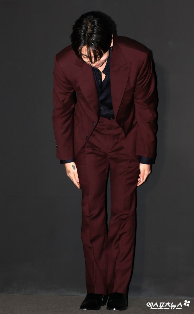 ยืนเท้าชิดแนบกันสนิท มือแนบข้างลำตัว พร้อมก้มหัวเคารพด้วยความนอบน้อม

ยังคงเป็นจอน จองกุกคนเดิม เด็กดีที่มีมารยาทอ่อนน้อมถ่อมตนต่อผู้อื่นเสมอ