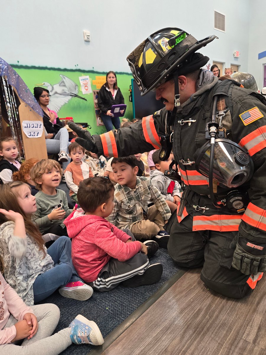 cw_school's tweet photo. Learning starts with the people around us. 
This month, our children are exploring People We Know as they learn about friendships, families, cultures, and community helpers through meaningful conversations and hands-on play. https://t.co/O1IJhygKk5
