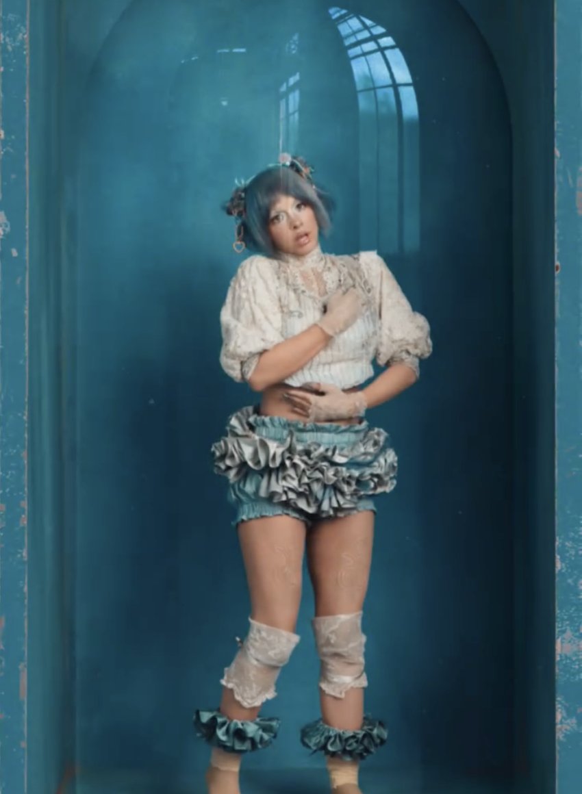 LlVlNGDECEASED's tweet image. A closer look at Melanie Martinez's outfit for the "POSSSESSION" promotional visualizer. 
Melanie wore an antique bodice and accessories from Rebecca Sweeting. 🩵

📸: rebeccalsweeting on Instagram