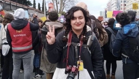 İSİG mücadelesi emektarı dostumuz gazeteci Elif Bayburt tutuklandı, serbest bırakılsın..