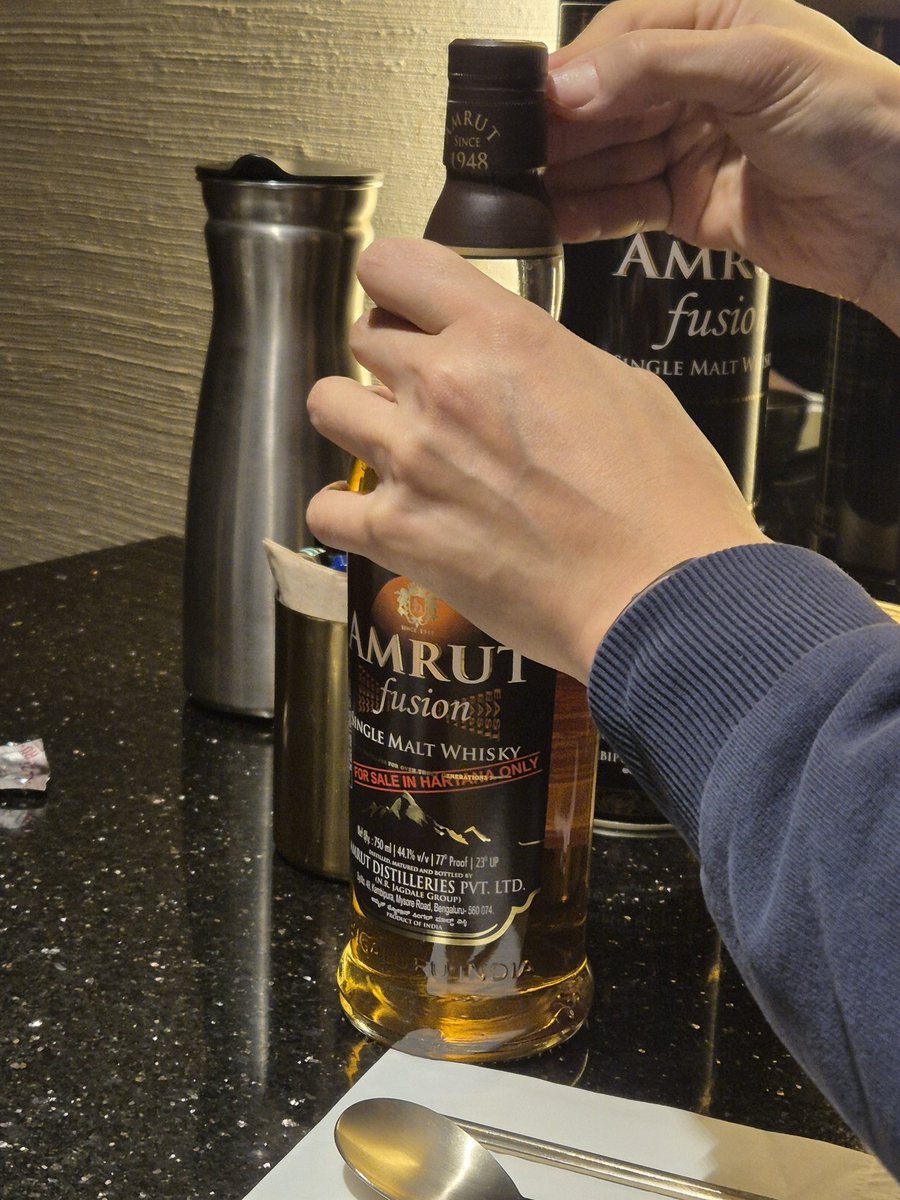 인도 위스키는 첨 먹어보는데 맛은 괜찮다.
암룻 퓨전, 무슨 위스키 전문지에서 높은 평점을 받았다고
황금 빛, 맛은 매운편, 카라멜 향 같은건 거의 느껴지지 않음
단 술 안 좋아하는 분들은 좋아하실듯

인도 출장 다녀오신 분이 사오셨다. 몰랐는데 세계 위스키 생산 1위는 인도란다