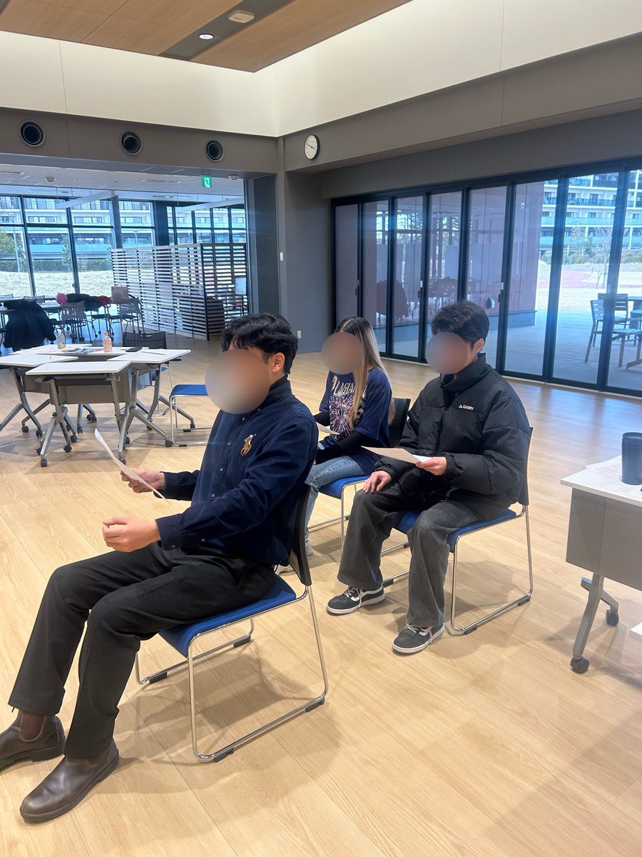 dokkyo_ESS's tweet photo. 春セッション3日目🌸英語で寸劇アクティビティ、本日は少し長めの台本に挑戦しました！原稿のセリフを読むだけでなく、一人一人がイントネーションやリンキング、登場人物の感情を意識した演技を意識しており、成長を感じられました✨

#春から獨協 #英語学習 #ESS #英語会 https://t.co/qEL6x1fQ8E
