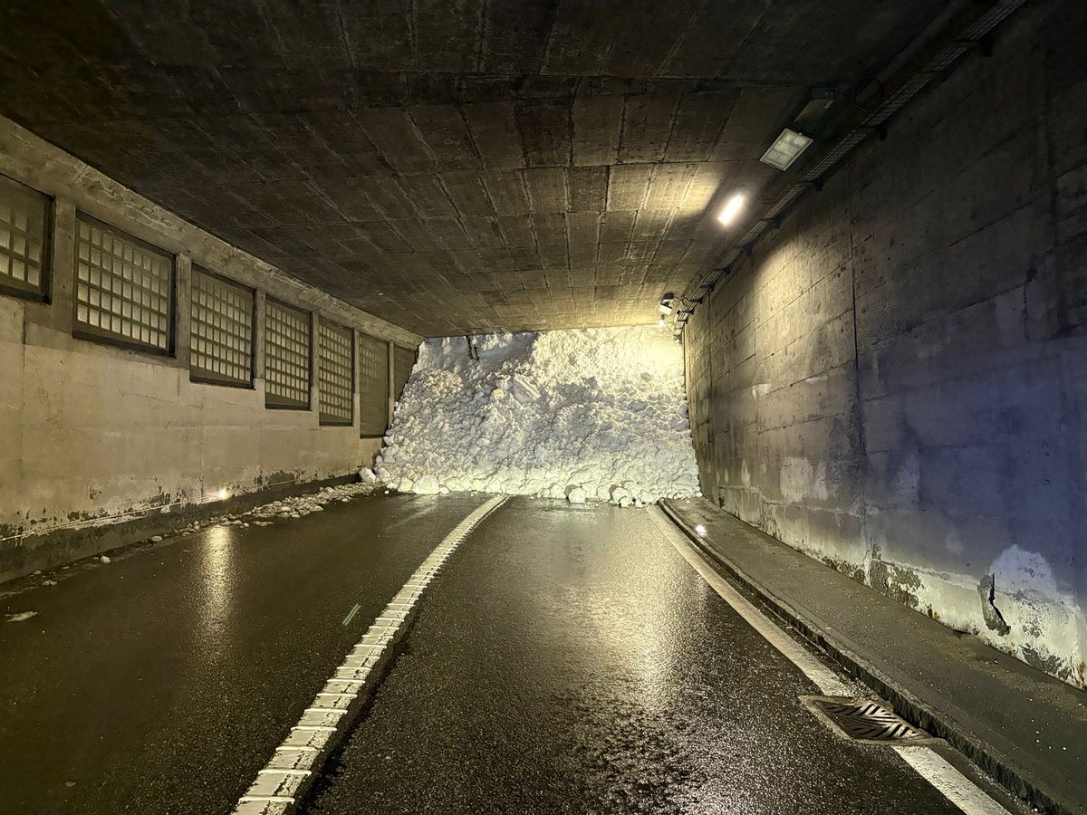 Alpenweerman's tweet photo. Oberwallis - Lawine dendert over weg nabij Goppenstein – Vanmiddag vlak voor het middaguur, ging een lawine neer in de buurt van #Goppenstein ter hoogte van de  Rotlaui-galerij.  Hierdoor is de weg afgesloten. Toegang tot en vanuit het #Lötschental, evenals tot de autopendeltrein #Autoverlad, is daarom momenteel niet mogelijk. Zoals de foto's laten zien, reikte de lawine tot aan de galerij vlak voor Goppenstein.  Bron Pomona 📷