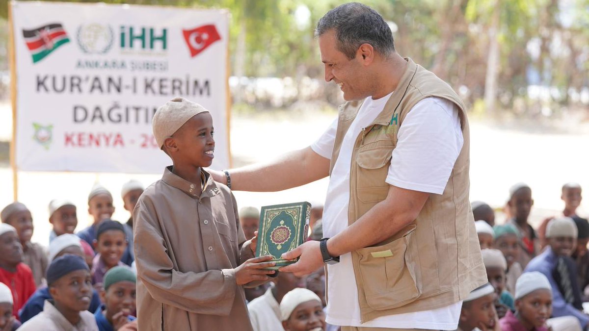 🇰🇪 İHH Ankara Şubesi, Kenya'da medrese öğrencilerine Kur’an-ı Kerim hediye etti.

İyilik, yeryüzünü dolaşmaya devam ediyor. 🤍