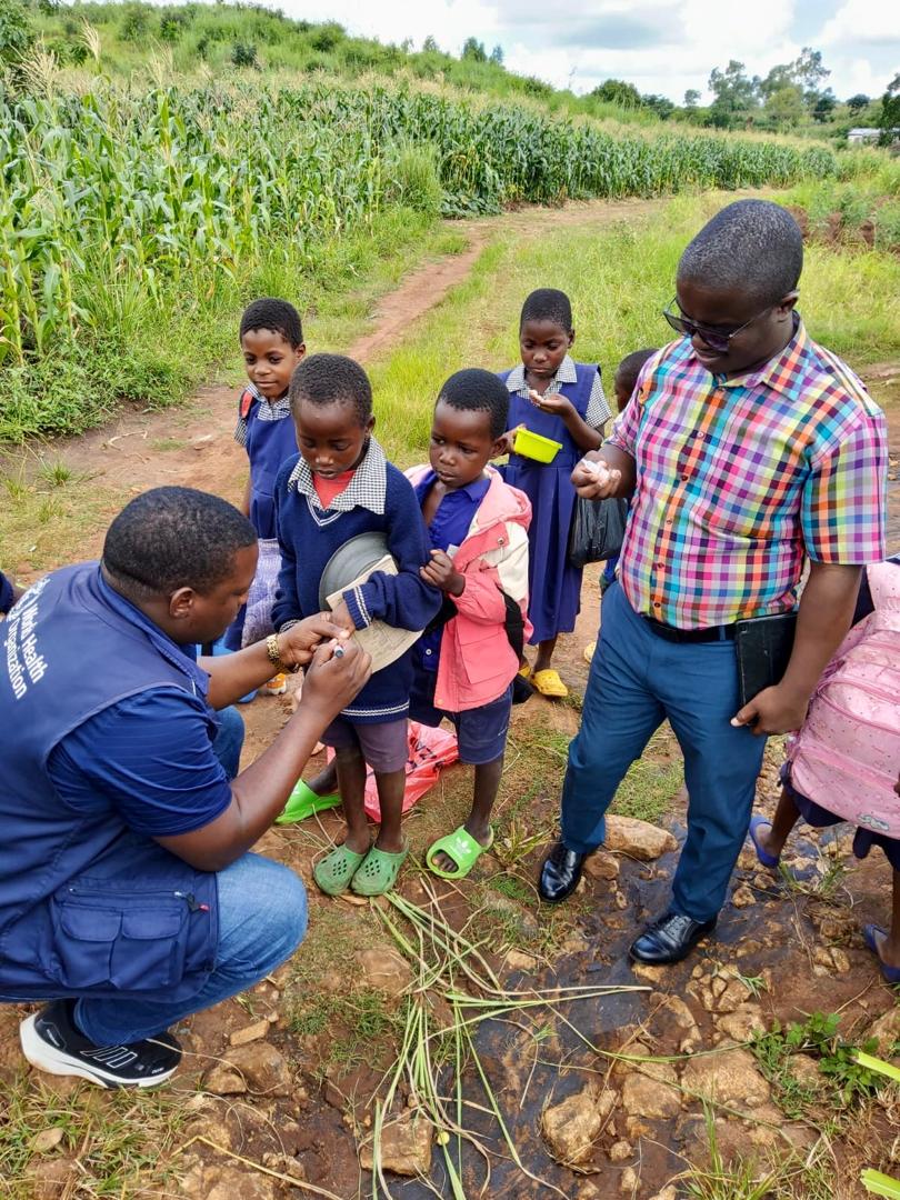 WHOMalawi's tweet photo. Day 2 of the #polio #vaccination campaign in #Blantyre #thyolo #mwanza #ZombaMalawi #Nsanje #CHIRADZULU #Neno #Chikwawa in #Malawi.
Healthy children are happy children- Bokosi village, TA Mpama near Mbulumbuzi HC, Chiradzulu.
#ForEveryChild #HealthForAll https://t.co/u8chJmlGO0