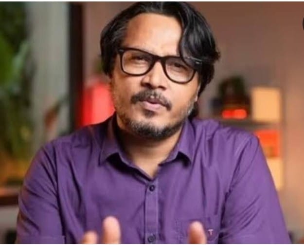 ratneshrai8's tweet photo. तस्वीर से आप सभी परिचित होंगे, एक तरफ अनशनरत पंकज जी हैं दूसरी तरफ RW के मशहूर इन्फ्लूएंसर अजीत भारती जी हैं।
आप दोनों का बस इतना अपराध है कि आप दोनों ही यूजीसी बिल के खिलाफ मुखर रहे।
सरकार ने दबाने के प्रयास शुरू कर दिए।
पंकज जी को शांतिपूर्ण पदयात्रा की अनुमति नहीं मिली तो खुले आकाश में, ठंड की परवाह किए बिना धरने पर बैठ गए।
सबसे ज्यादा आश्चर्य लगातार मोदी सरकार के पक्ष में लिखने वाले @ajeetbharti जी को लेकर है।
B टीम पंजाब पुलिस के द्वारा fir करवा के दबाव बनाया जा रहा है।
खैर अजीत भारती बेगूसराय की माटी के लाल हैं, जो शुरू से क्रांतिकारी रही है, तो दबाव में तो नहीं आने वाले।
आप दोनों के साथ आपका समाज खड़ा है।
#UGCExposedModi 
#We_Support_पंकज_धवरैय्या