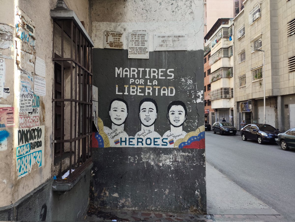 Aquí mataron a Bassil Dacosta

segundos antes me pasó por un lado corriendo, yo bajaba de esta esquina hacia Miguelacho. Comenzaron los disparos, ráfagas. A mitad de cuadra me abrieron la puerta en una litografía para que me resguardará. Gritos, detonaciones, un muerto, Bassil 🇻🇪