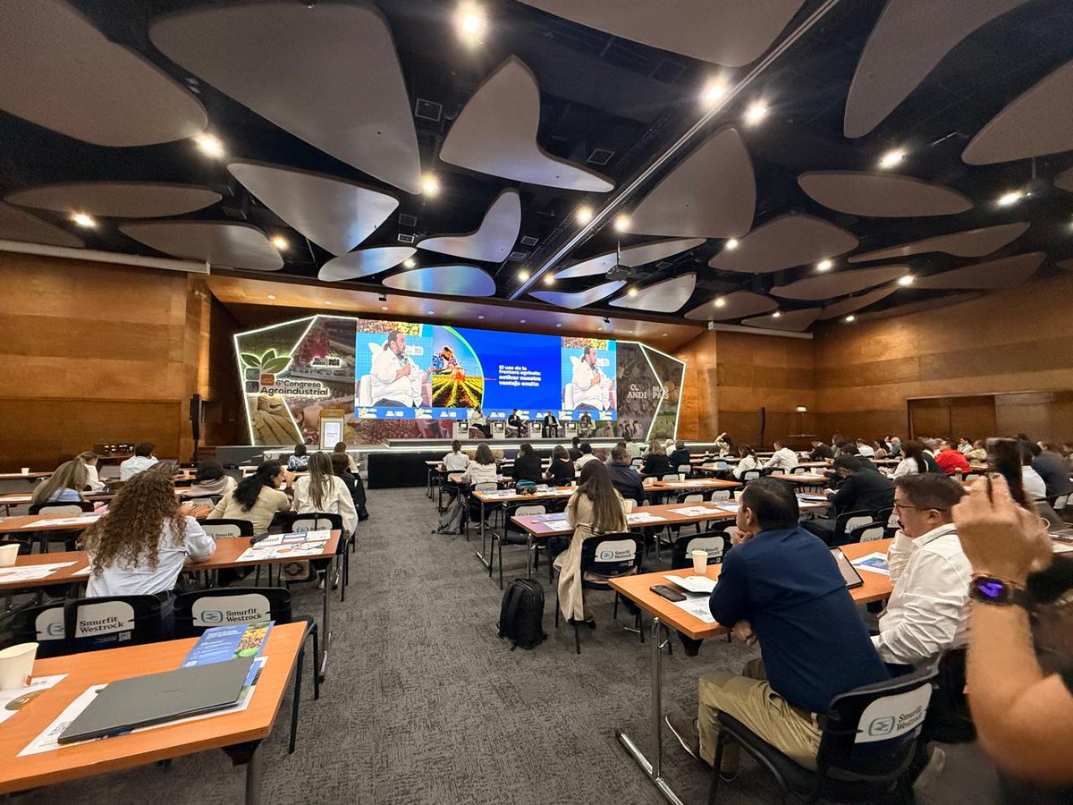 UPRAColombia's tweet photo. Asimismo, señaló que los estudios técnicos elaborados por entidades de planeación como la #UPRA 📊 deben convertirse en un insumo para la construcción de acuerdos, la gestión de conflictos y la activación de dinámicas de desarrollo endógeno que promuevan un ordenamiento territorial favorable para la producción agrícola, la distribución equitativa de oportunidades, la construcción de paz 🕊️ y la sustentabilidad de los territorios.

El director también enfatizó que el contexto mundial exige avanzar en la soberanía energética ⚡ y alimentaria 🌾, y que la planeación pública debe ir más allá del diagnóstico: debe actuar como una herramienta de mediación, gestión y articulación entre el Estado, la industria y las comunidades rurales.

En su intervención, @Juanpasandovalc destacó que este Gobierno ha priorizado el sector rural con aumento del gasto público, inversiones estratégicas y la implementación de la #ReformaAgraria. Compartimos más a continuación 👇