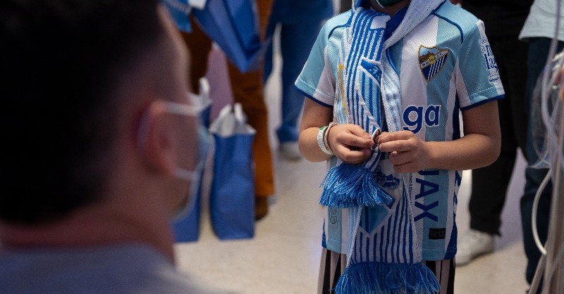 MalagaCF's tweet photo. Un año más, visitamos a los pequeños campeones de la planta de oncología pediátrica del Hospital Materno-Infantil de Málaga.

¡Gracias por abrirnos vuestras puertas un año más! 🩵