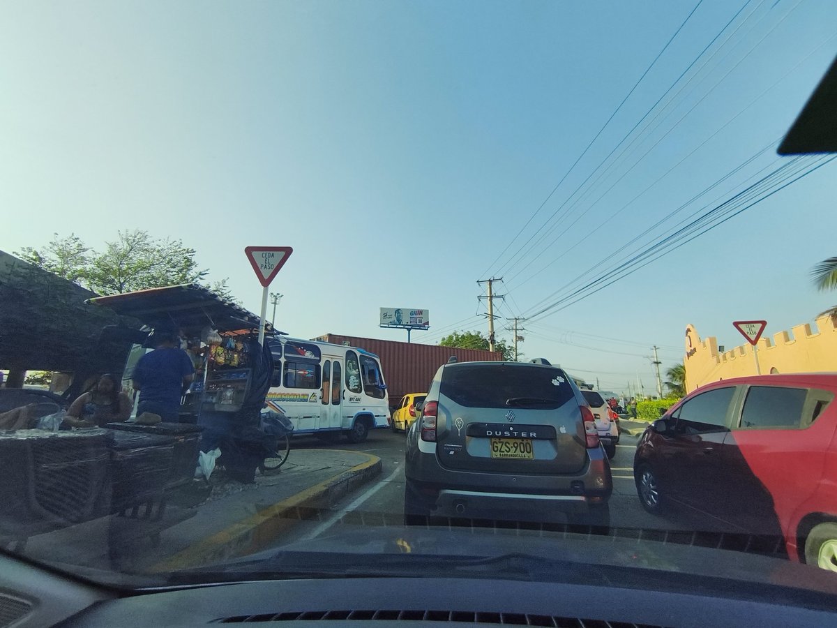 mayivergara's tweet photo. La ciudad colapsada y en la cra. 38 y un solo regulador en la rotonda no da abasto @alcaldiabquilla @TransitoBaq https://t.co/MYXGRfbZor