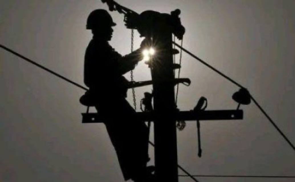 instablog9ja's tweet image. Nigeria’s power supply is set to dip over the next four days as maintenance on a key gas facility cuts generation by 934.96MW. This represents a 19.67% drop from the current 4,753.10MW capacity, sparking fears of potential nationwide load shedding.