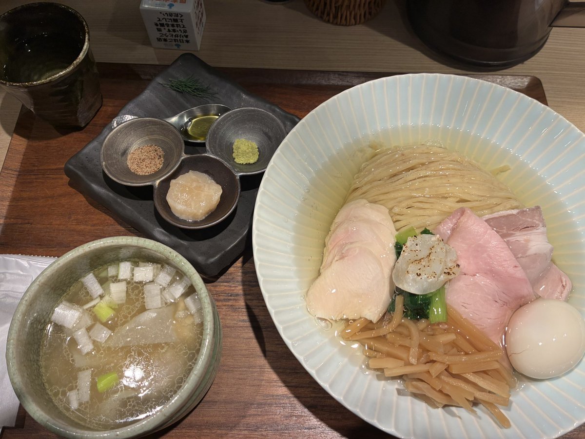shoichi1009's tweet photo. 秋葉原　Tokyo Style Noodle ほたて日和

3時間半待ちに相応しい味接客だった。帆立のｶﾙﾊﾟｯﾁｮから始まりｵﾘｰﾌﾞｵｲﾙ、塩、わさびなど飽きなく最後まで食すことができ、つけ汁もあっさりながらしっかりした味わい、魚介の出汁が素晴らしく人が集まるのも納得。淡麗つけ麺の到達点だと感じた https://t.co/nZtqpK6maE