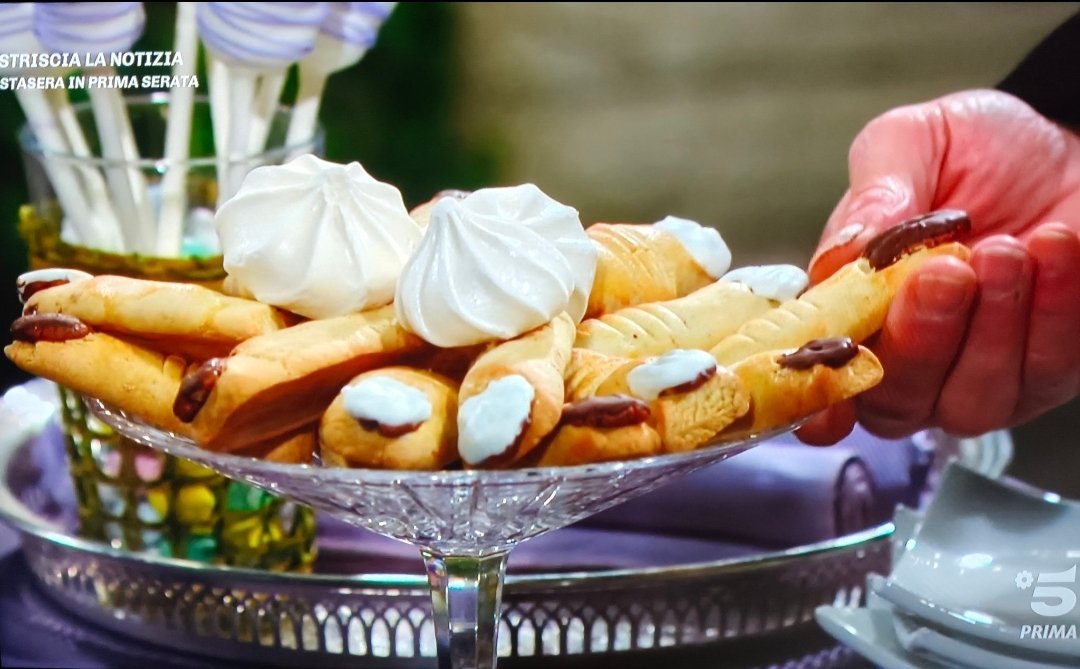 massimomadmax1's tweet photo. @TwBeautiful
Biscotti a "dita di piedi"? Ed è subito "il ristorante all'angolo" (film 1987) https://t.co/HLn2tuuPTy