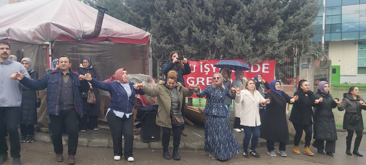 #SmartSolar işçilerinin grevi 113. gününde kazanımla sonuçlandı!

113 gündür hakları için mücadele eden Smart Solar işçilerinin yanında olmaya devam edeceğiz! 

Yaşasın grev, yaşasın mücadele, yaşasın dayanışma!