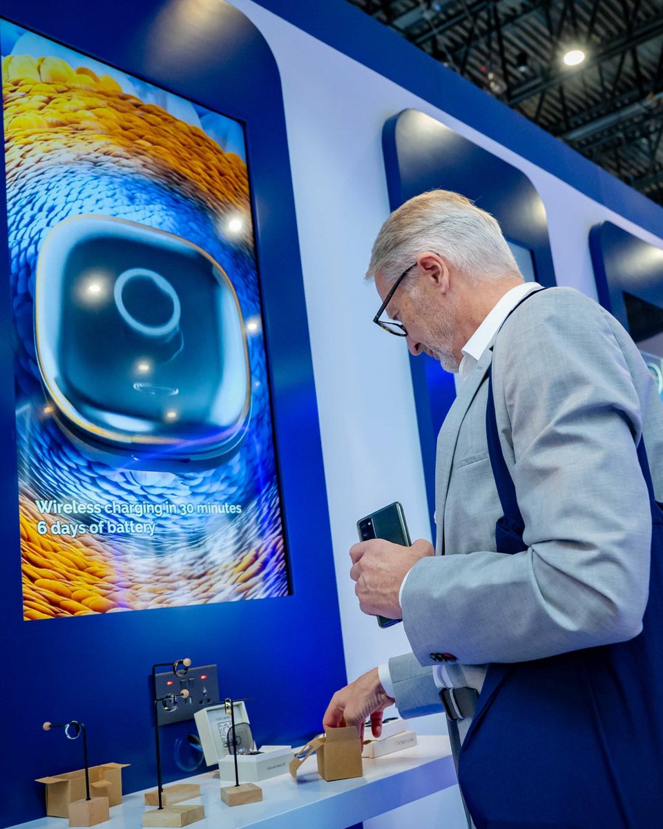 Circular tweet media