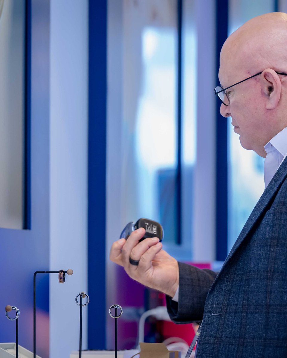 Circular tweet media