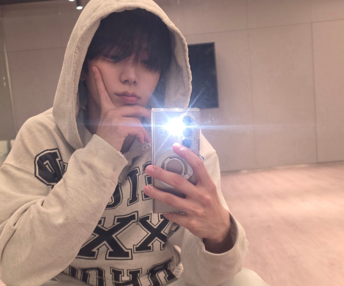 โชทาโร่เพิ่งมาบับเบิ้ลตะกี้เลยว่าเพิ่งกลับจากบริษัท กำลังเตรียมอะไรบางอย่างนิดหน่อย จะใช่สเปเชียลสเตจคอนค่ายที่ไทยมั้ยน้อ เพราะไม่มีพี่ชางมินกับพี่คยู น้องอาจจะได้เตรียมสเตจใหม่แกะกล่องเลยมั้ยนะ ลุ้นนน (หรือจะเป็น MAW คือยิ่ง... 🥹)