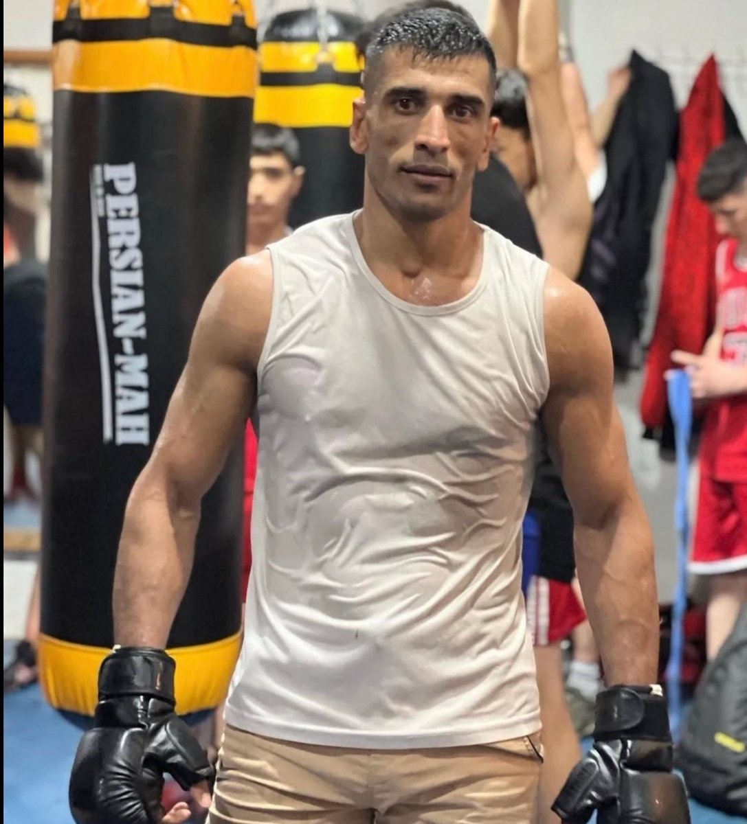 اعدامی🔴🔴
 فرزاد قادری هنگامی که مجروح بوده دستگیرش کردند و حکم محاربه سریع گرفته لطفا صداش باشید
خواهش میکنم یه ریتوییت یه استوری هرچی اینا امیدشون فقط به ما هست 
#فرزاد_قادری
#FarzadGhaderi