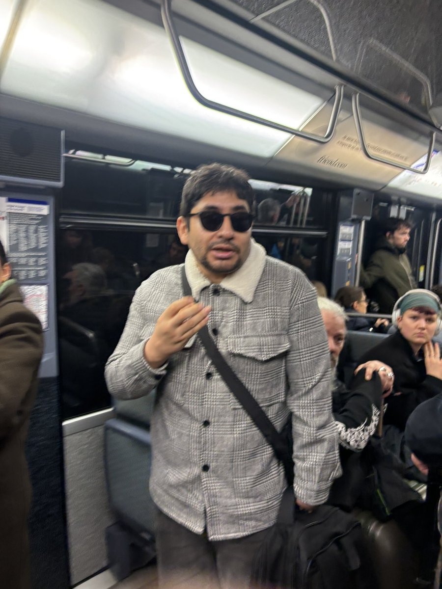 Si vous voyez ce mec dans les transports fuyez. C’est un pervers. Il a tenté de me frapper après avoir dit des obscénités à mon amie. Sa technique est de se coller aux femmes pour chuchoter des obscénités,  puis quand on veut partir pour l’ignorer il continue. Ligne 4