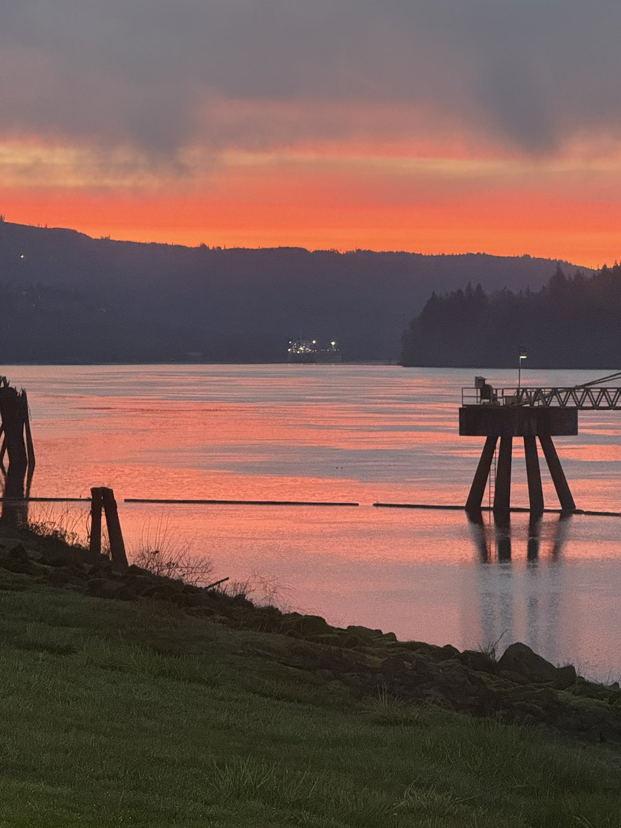 Nice morning on the Columbia river in south Washington state.