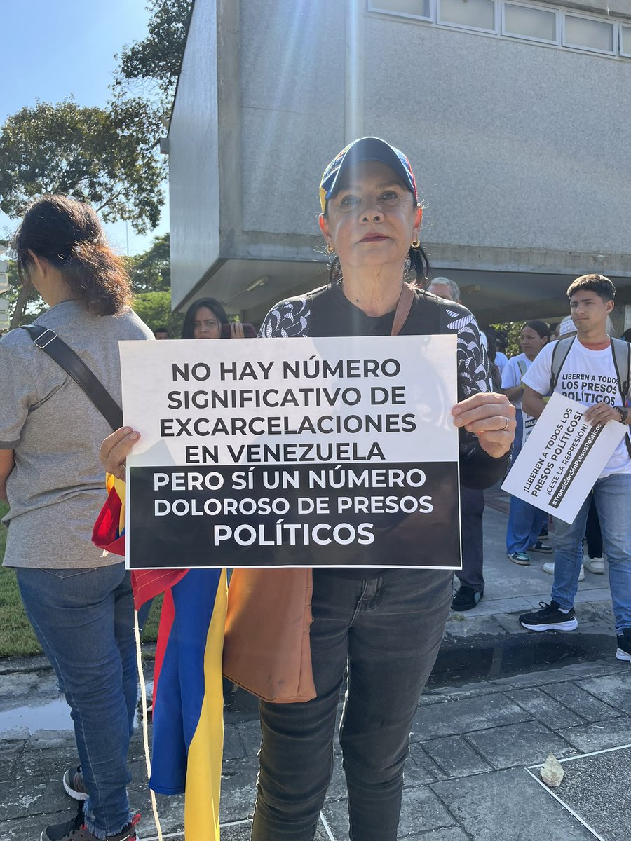 dearay66's tweet photo. #DiaDeLaJuventud desde la UCV acompañamos el llamado de nuestros estudiantes y toda la juventud venezolana! Que viva la juventud Que viva la Libertad!!!! @ProyectoVzla @unidadvenezuela @FCU_UCVe https://t.co/gTMX81I7uX