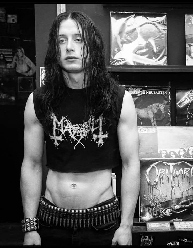 su looku dusunmeden gecirdigim bir gun yok rory culkin in sevgilisi olsaydim her gun euronymous cosplayi yapmasini isterdim ben bu kadarim