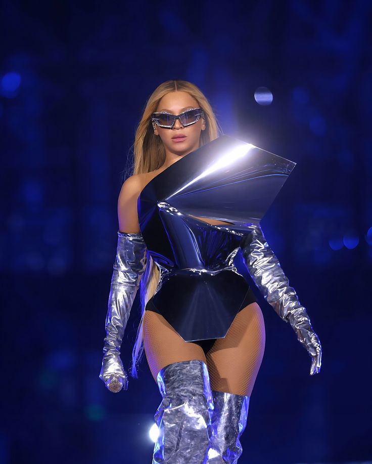 SpotifyBeyhive's tweet photo. .@Beyonce's albums with the most solo streams on Spotify:

I AM...SASHA FIERCE — 4.888B
RENAISSANCE — 3.283B
4 — 2.878B
BEYONCÉ — 2.400B
COWBOY CARTER — 1.620B
Lemonade — 1.465B
B'Day — 1.279B
Dangerously In Love — 717M