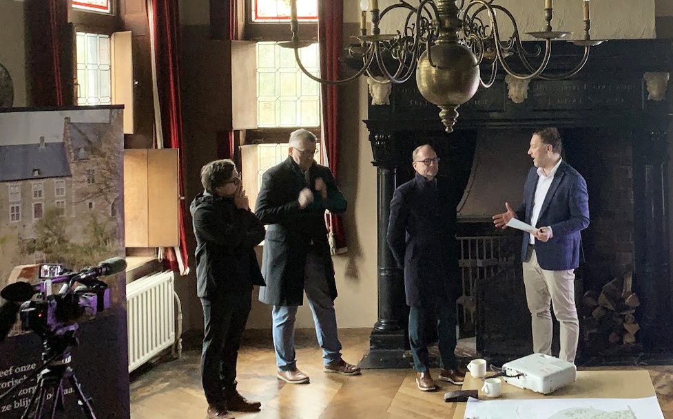 OlivierCaluwe's tweet photo. Persvoorstelling vh nieuw cultureel/toeristisch project voor het Rubenskasteel in Elewijt. Én van een archeologische vondst die het belang van Elewijt in de werken van Rubens nog benadrukt. Fier op dergelijk onroerend erfgoed in onze "achtertuin"! #zemst #elewijt #Rubens #donjon https://t.co/P1uyjsVvpn