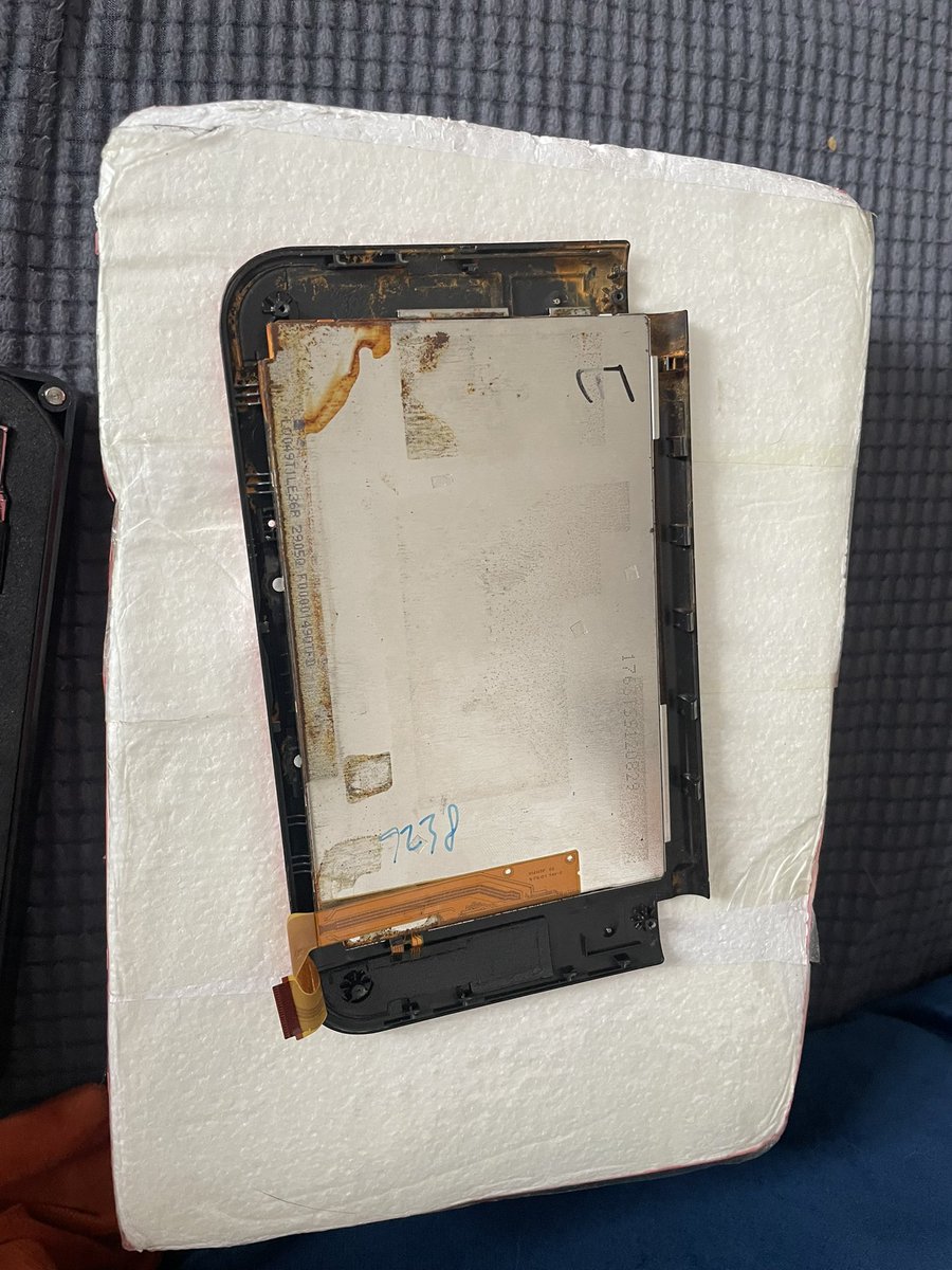 Le he salvado la vida a esta N3DS XL que estaba en estado crítico. 

No he podido salvar la pantalla porque la corrosión llegaba hasta dentro del panel.

Cuiden sus Retroconsolas ❤️