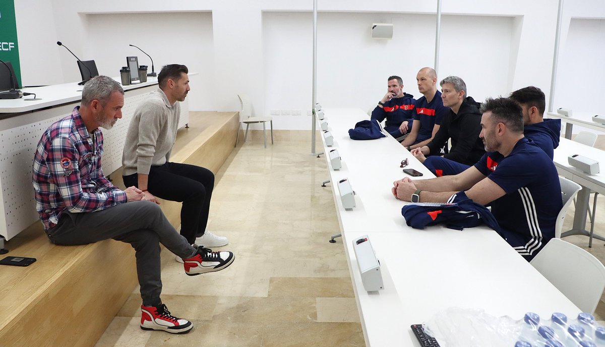 EntrenadorRFEF's tweet photo. 📸 IMÁGENES | Proyecto ‘𝗙𝗢𝗥𝗠𝗔𝗖𝗜𝗢́𝗡 𝗜𝗧𝗜𝗡𝗘𝗥𝗔𝗡𝗧𝗘 𝗘𝗡𝗧𝗥𝗘𝗡𝗔𝗗𝗢𝗥𝗘𝗦 𝗗𝗘 𝗣𝗢𝗥𝗧𝗘𝗥𝗢𝗦 @rfef’ con el @elchecf 

Visualización de sesiones ➕ charlas con ⤵️

🙋🏻‍♂️ @javiroda32
🙋🏻‍♂️ @jpascuaibarrola

Seguimos 💪

#EntrenadorRFEF | #Goalkeeper https://t.co/wmwwj8behH