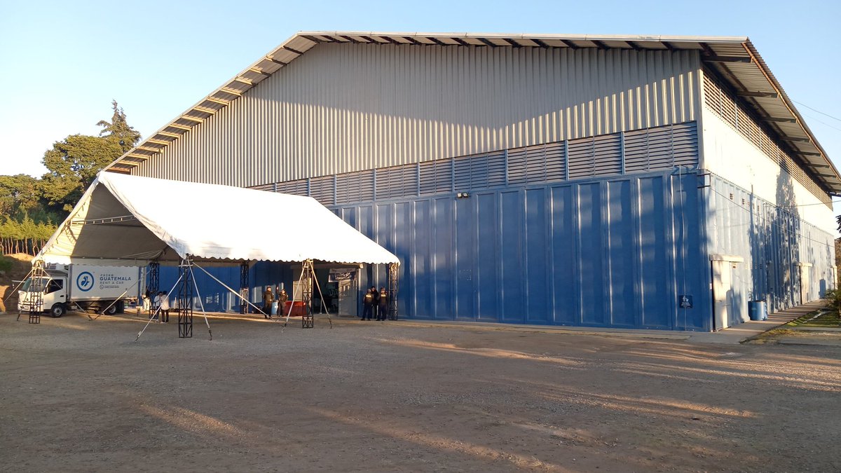 guatevisible's tweet photo. 🗳️ 𝗦𝗘𝗚𝗨𝗡𝗗𝗔 𝗩𝗨𝗘𝗟𝗧𝗔 𝗗𝗘𝗟 𝗖𝗔𝗡𝗚

En el parque Erick Barrondo (zona 7) se realizan los últimos preparativos para la segunda vuelta de elección de un magistrado titular y un suplente para la Corte de Constitucionalidad, período 2026-2031, en representación del CANG.

📌 En este centro de votación votan los abogados colegiados activos del colegiado 25 mil en adelante, quienes ejerzan en el departamento de Guatemala.

#ElecciónCANG2026
#ElecciónCC2026
#laCCimporta