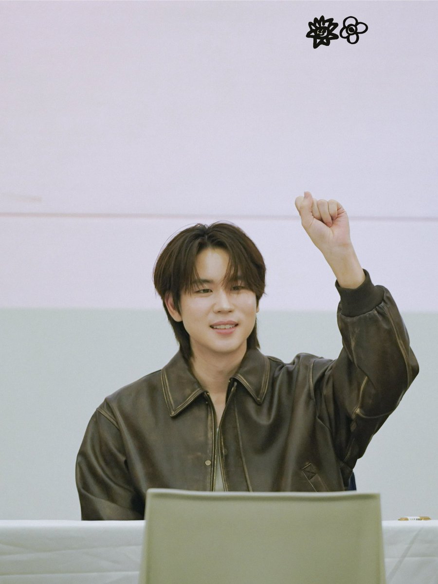 AprilMint's tweet photo. Prem and his unique way of waving 👋
Looking through my photos,Prem was either sitting still or doing something silly while waiting for fans (BB was taking his time talking w fans)
Prem is just a baby 🍼🐷
#BounPremFansign
#AETERNITASxBounPrem
#BounPrem #บุ๋นเปรม
#GMMTV https://t.co/fua2b8bYqh