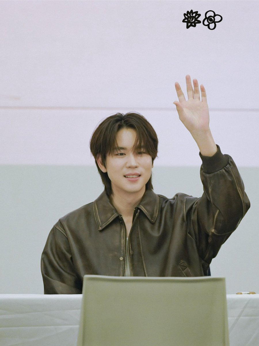 AprilMint's tweet photo. Prem and his unique way of waving 👋
Looking through my photos,Prem was either sitting still or doing something silly while waiting for fans (BB was taking his time talking w fans)
Prem is just a baby 🍼🐷
#BounPremFansign
#AETERNITASxBounPrem
#BounPrem #บุ๋นเปรม
#GMMTV https://t.co/fua2b8bYqh