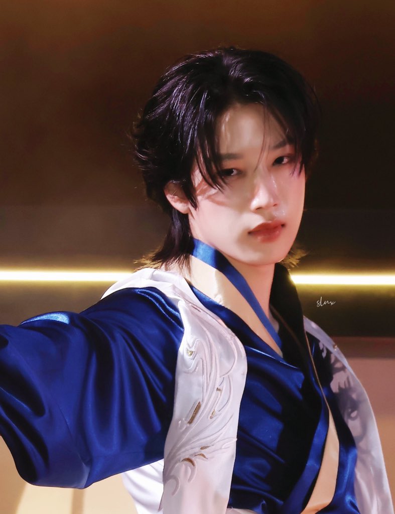 เจ้าคิดว่าข้าเพียงเดินเข้าวังมา แล้วได้ตำแหน่งกุ้ยเฟยเลยรือไร
กว่าจักยืนจุดนี้ได้ ใยเจ้าคิดเสียว่ามันหล่นจากฟ้า