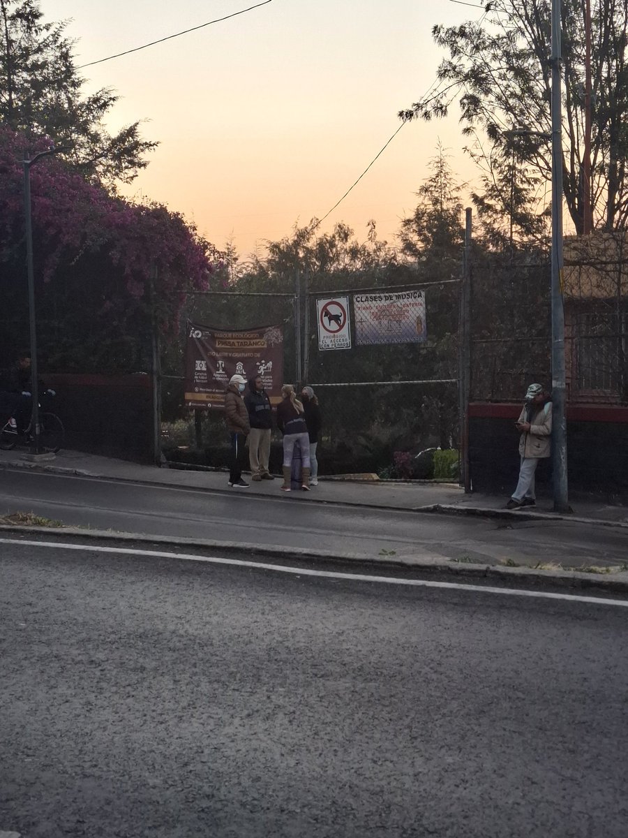 Acri85's tweet photo. Otra vez está cerrado el #parqueecológicopresatarango y no hay ningún policía para abrir. Se supone que abren a las 7 am. Se ha vuelto frecuente y nos perjudica a los que tenemos poco tiempo para hacer ejercicio @AlcaldiaAO @LopezCasarinJ @SSC_CDMX Antes abrían desde las 6 am. https://t.co/vijr5mv8rN