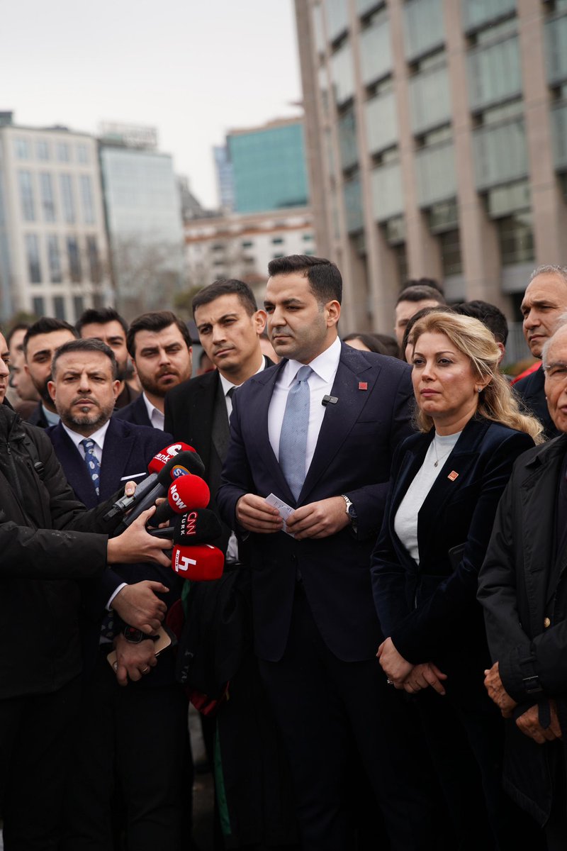 İl Başkanımız Erdem Kara, gençlik örgütümüzle beraber Gençlik Kolları Genel Başkanımız Cem Aydın’ın Çağlayan Adliyesi’nde görülen karar duruşmasına katıldı.

Verilen kararlar, gösterilen sopalar, ne cesaretimizi bastırdı; ne sesimizi dindirdi.

Bu karar da yok hükmündedir.