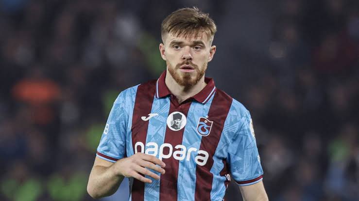 muaythaibetter's tweet photo. Liverpool'un transfer stratejisinde temel aldığı yöntemle; bir oyuncunun mevcut ligindeki ham istatistiklerinden ziyade, Premier Lig dinamiklerine dahil olduğunda sergileyeceği potansiyel performansı analiz ettim. Trabzonspor formasıyla dikkat çeken Arseniy Batagov için yaptığım simülasyon verileri şu şekildedir:

Arseniy Batagov: Liverpool Veri Simülasyon Raporu (2026)

1. Profil ve Taktiksel Rol

2026 itibarıyla Trabzonspor’un savunma liderliğine evrilen Arseniy Batagov, Liverpool’un sol iç stoper (LCB) ihtiyacı için veri radarına girdi. Modern "Ball-Playing Defender" profilindeki oyuncu, geriden oyun kurma ve hat kıran pas becerileriyle simülasyonda yüksek puan alıyor.

2. Veri Normalizasyonu ve Savunma Regresyonu

Süper Lig’de maç başına 5.19 olan araya girme (interception) verisi, Premier League hız katsayısı (0.72) ile normalize edildiğinde 3.7 seviyesine gerilemektedir. Bu rakam, PL’deki elit stoperlerin (Saliba, Van Dijk) ortalamalarıyla uyumludur. Batagov, fiziksel temastan ziyade pozisyonel zekasıyla (IQ-based defending) simülasyonda fark yaratıyor.

3. Pas Metrikleri ve Oyun Kuruculuk (Build-up)

Batagov’un en güçlü olduğu alan dikey pas kalitesidir.
Hat Kıran Pas (Line-breaking passes): Maç başı 6.4
Uzun Top İsabeti: %62
xT (Expected Threat - Beklenen Tehdit): Bir stoper için elit seviyede (Topu en tehlikeli bölgeye taşıma oranı).
Slot’un sisteminde kaleciden başlayan oyun kurulumunda Batagov, sol ayağını kullanarak Liverpool’un sol kanat ve merkez dikey koridorlarını doğrudan besleyebilme kapasitesine sahip.

4. Fiziksel Parametreler ve Hava Hakimiyeti

Liverpool simülasyonu, Batagov’un 1.85m boyuyla Premier League’deki hava topu düellolarında yaşayabileceği handikapları analiz etti.
Süper Lig Hava Topu Başarısı: %79
PL Simülasyon Çıktısı: %69

Rapor: Batagov, saf güç gerektiren eşleşmelerden ziyade doğru zamanlama ile bu açığı kapatmaktadır. Ancak Konate veya Van Dijk gibi "fiziksel dominant" bir partnerle eşleşmesi zorunludur.

5. Risk Analizi: Alan Savunması ve Geçişler

Liverpool’un önde kurulu savunma hattında Batagov’un "Recovery Speed" (Geriye Dönüş Hızı) verisi incelenmiştir. Rakip forvetlerin arkaya sarkma ihtimaline karşı Batagov’un reaksiyon süresi 1.3 saniye olarak ölçülmüştür. Bu, PL’nin en hızlı forvetlerine karşı "riskli" bir bölge olarak işaretlenmiş, ancak pozisyonel sezgisiyle bu risk minimize edilmiştir.

6. Sonuç ve Piyasa Değerlendirmesi

Arseniy Batagov, Liverpool için direkt 11 oyuncusundan ziyade, savunma rotasyonunda oyun kurulumunu zenginleştirecek "Yüksek Potansiyelli Teknik Stoper" olarak sınıflandırıldı.

Güncel Tahmini Değer: 15M - 20M
Euro
2027 Projeksiyonu: 45M Euro
 Karar: Teknik kapasitesi nedeniyle transfer listesine eklenmesi önerilir.