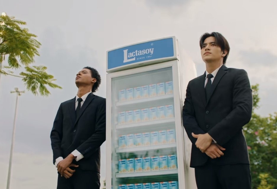 ก็คิดดูว่าจะมีซีรีส์เรื่องไหนที่ยกแลคตาซอยมาวางทั้งตู้ แต่ดูไม่ Tie-in ได้อะ5555