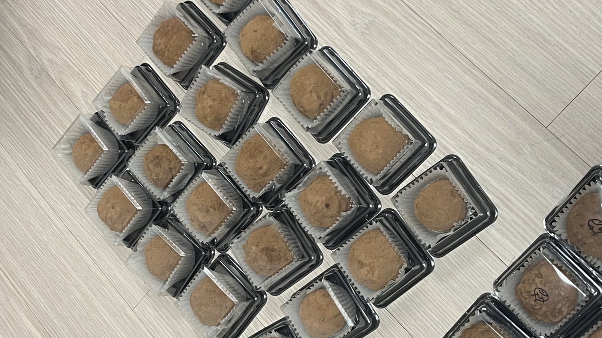 오늘 퇴근하고 엠지처럼 놀앗더요
근데 두쫀쿠 만들다가 번아웃 옴 그냥 사드시길