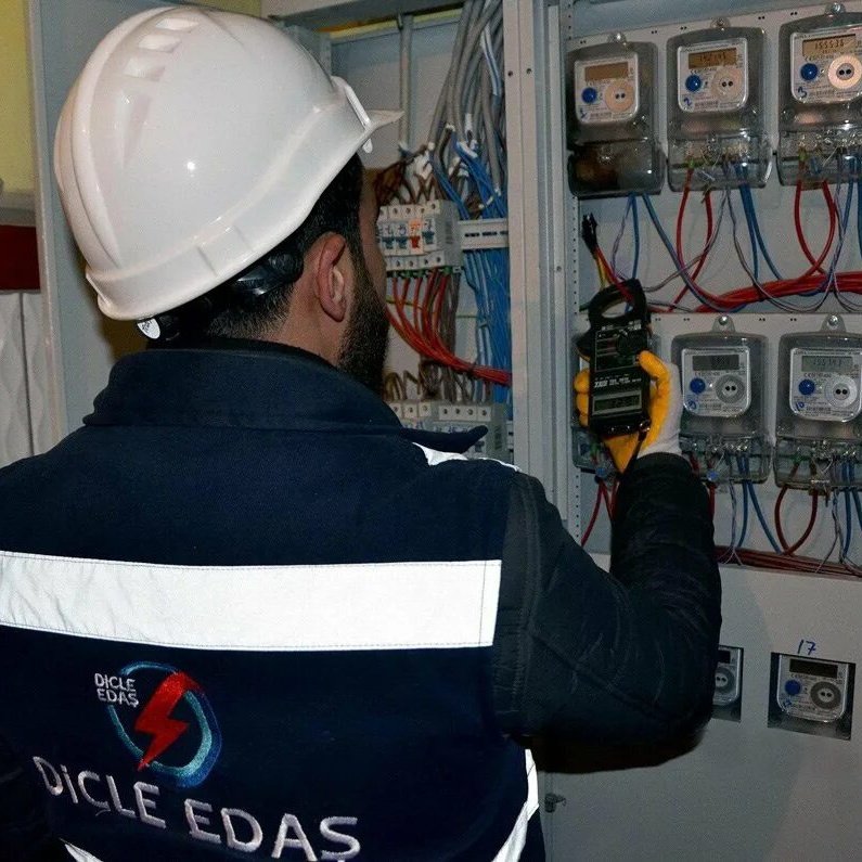 💥 Bir skandal daha... 

Şanlıurfa'da 2025 yılında kaçak kullanılan elektrik miktarının 13 ilin toplam 1 yıllık elektrik tüketimine eşit olduğu açıklandı.