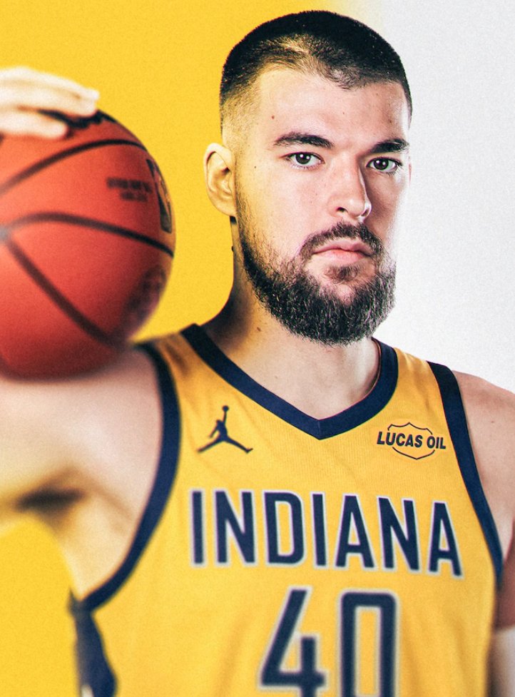 Basket_Infos's tweet photo. Ivica Zubac sur sa réaction à chaud quand il a su qu’il allait jouer pour Indiana :

« Je pensais au fait que l’équipe est allée en Finales l’an dernier et qu’elle était à une mi-temps de gagner un titre. Je sais aussi que l’Indiana est un grand État de basket, que les gens aiment le basket ici, et je me suis dit : “Cette équipe a besoin d’un pivot comme moi, et moi j’ai besoin d’une équipe comme ça.” Donc ma première pensée, c’était que ce serait un super fit basket, et je suis très excité. »

via @Query_Company