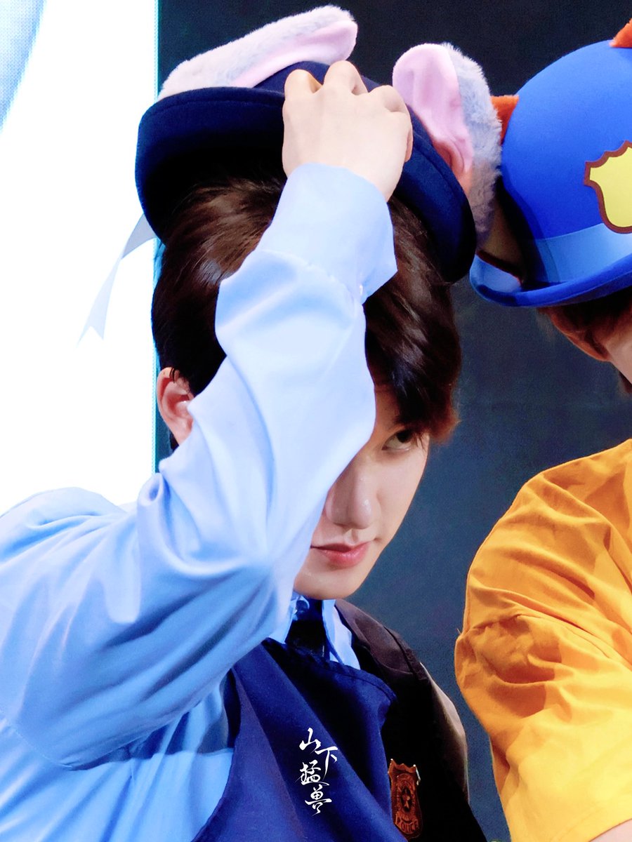 CaptainLi666's tweet photo. 20250207北京签售
Arrest me, Officer Judy. 🐰🚓

#도경수 #DOHKYUNGSOO #KYUNGSOO #都暻秀 #DO(D.O.) 
@weareoneEXO
@DOHKYUNGSOO_X https://t.co/DdPkpY8u8T