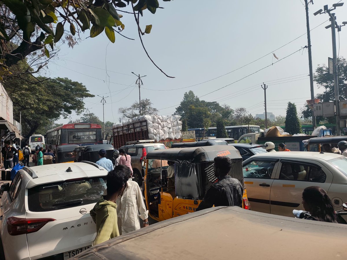 srikhande_umesh's tweet photo. Dear @CPHydCity Sir could you please  direct your officials to clear the traffic jam at the entrance of MGBS? Everyday, traffic jams are happening here..

@AddlCPTrHyd 
@shoafzalgunj https://t.co/4GwYSFuodE