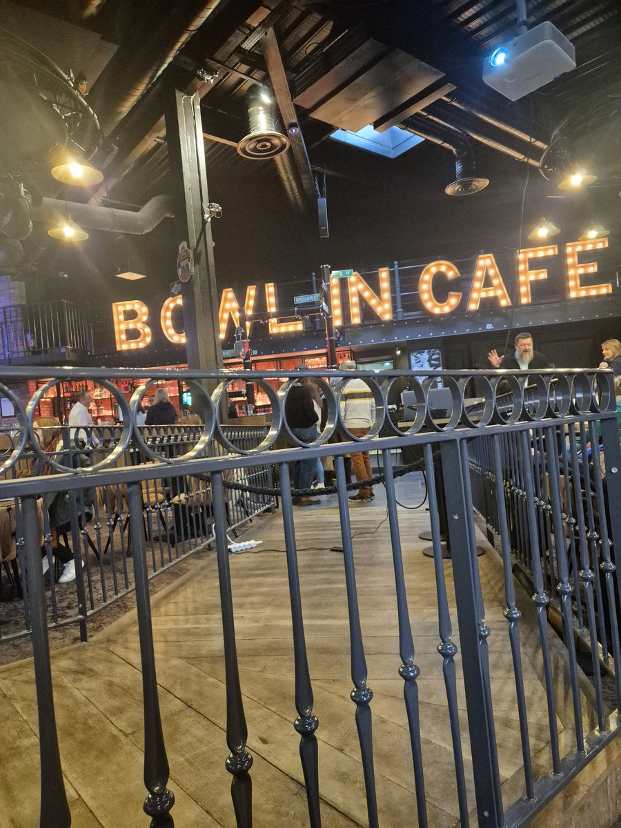 BerquerPhilippe's tweet photo. Formation sur la facture électronique par la FCN de Eu représentée par Maxime JAILLET dans les locaux du Bowl In Café dirigé par Sébastien GUIVARCH #Facture #FactureElectronique #FCN #comptabilité #Gestion #Finance #Numérique #Digital https://t.co/aBID3RxapO