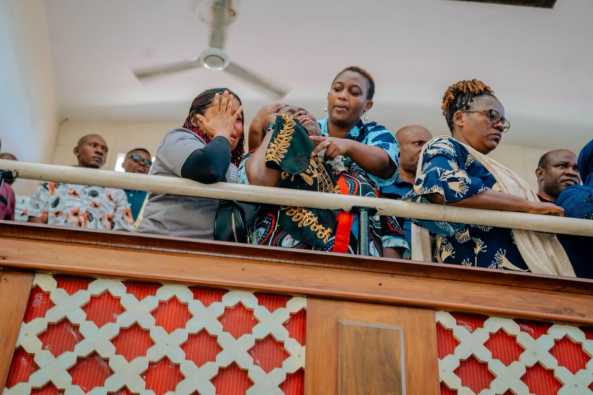 ChademaTZ2's tweet photo. Wananchi walia kwa uchungu baada ya Mhe. Tundu Lissu kutokula mchana wa leo baada ya mapumziko ya muda mfupi.

Wananchi wengine wazimia. https://t.co/lf8vJQ1ZJK